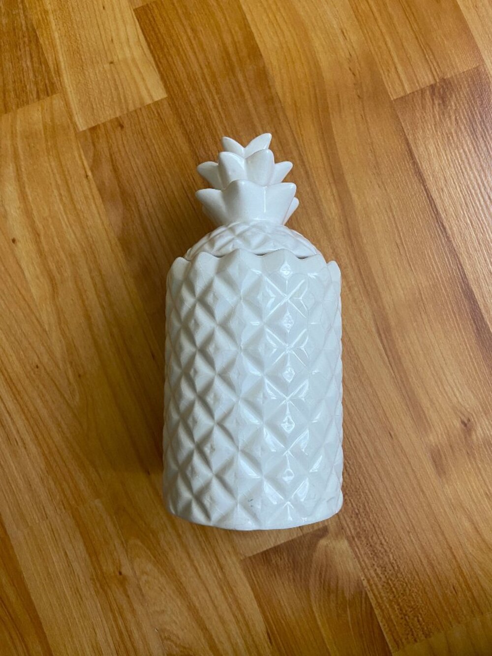 Ceramic off-white Pineapple Jar with lid